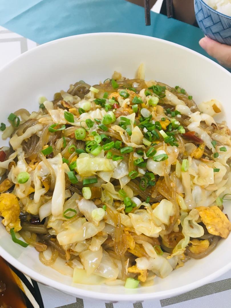 看似普通却超级下饭的圆白菜炒粉丝
