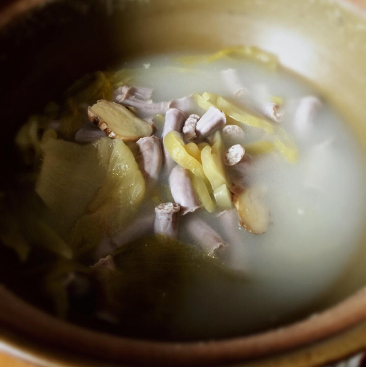潮汕咸酸菜猪粉肠汤的做法