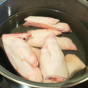 黄豆炖猪蹄（肉汤做肉皮冻）的做法 步骤1