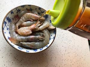 蒜蓉茄汁葱香开背虾的做法 步骤3