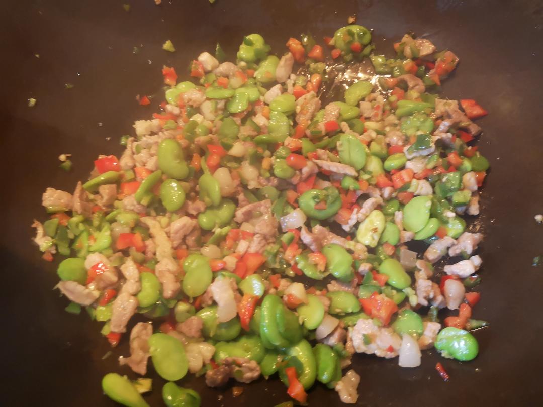 蚕豆炒肉的做法 步骤7