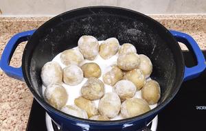 珐琅锅盐焗小土豆的做法 步骤3