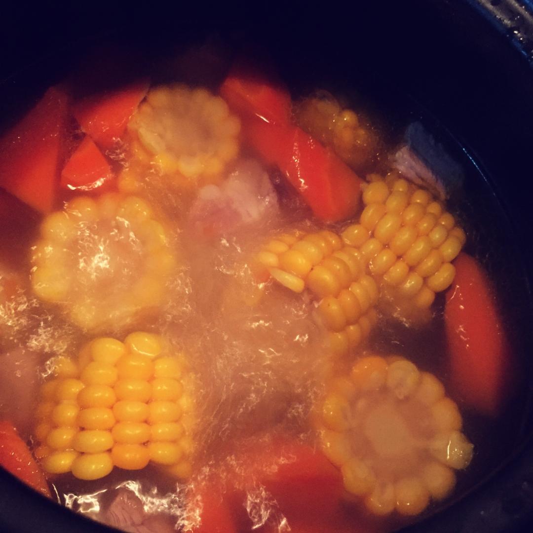 胡萝卜玉米排骨汤