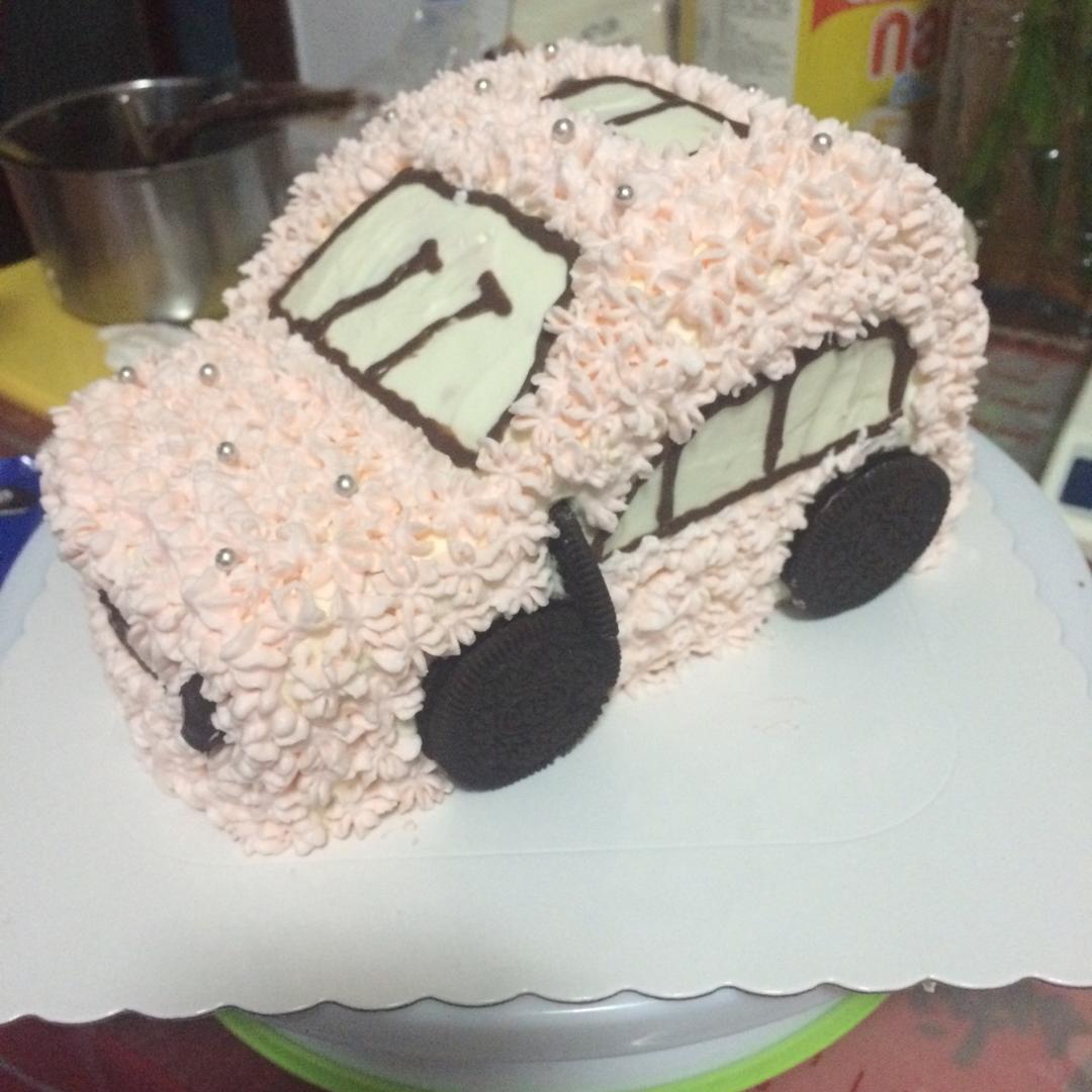 小巧玲珑的汽车蛋糕