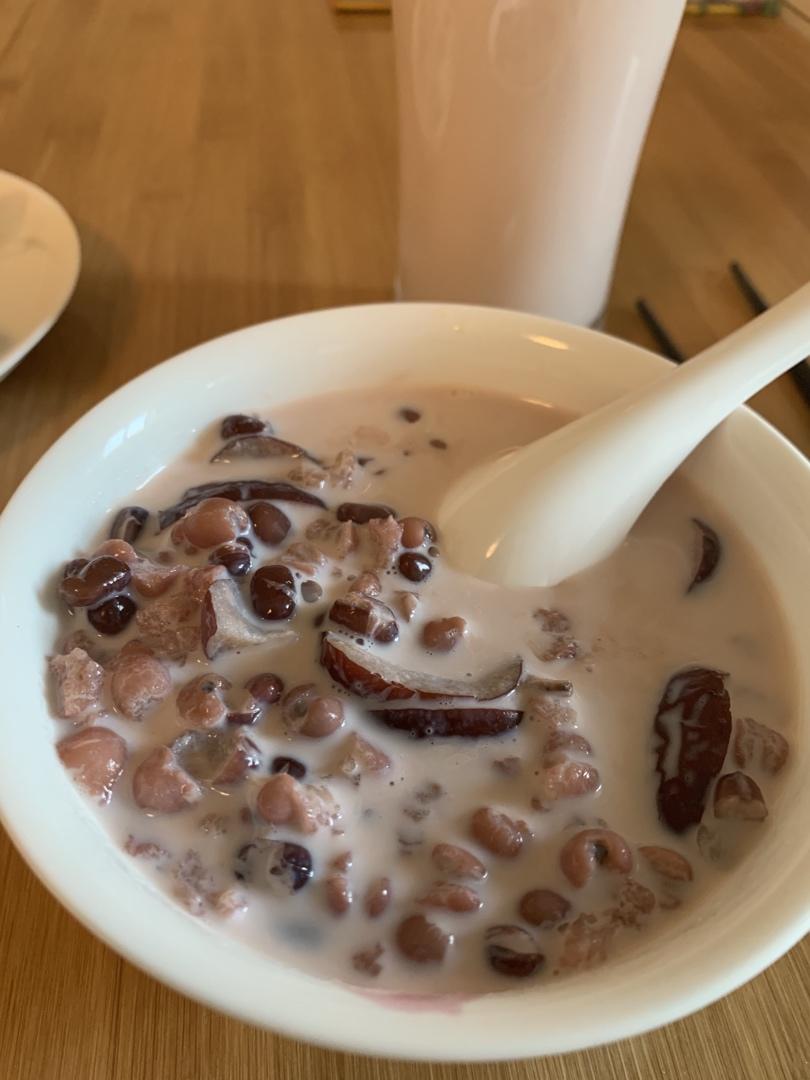 红枣红豆薏仁牛奶粥
