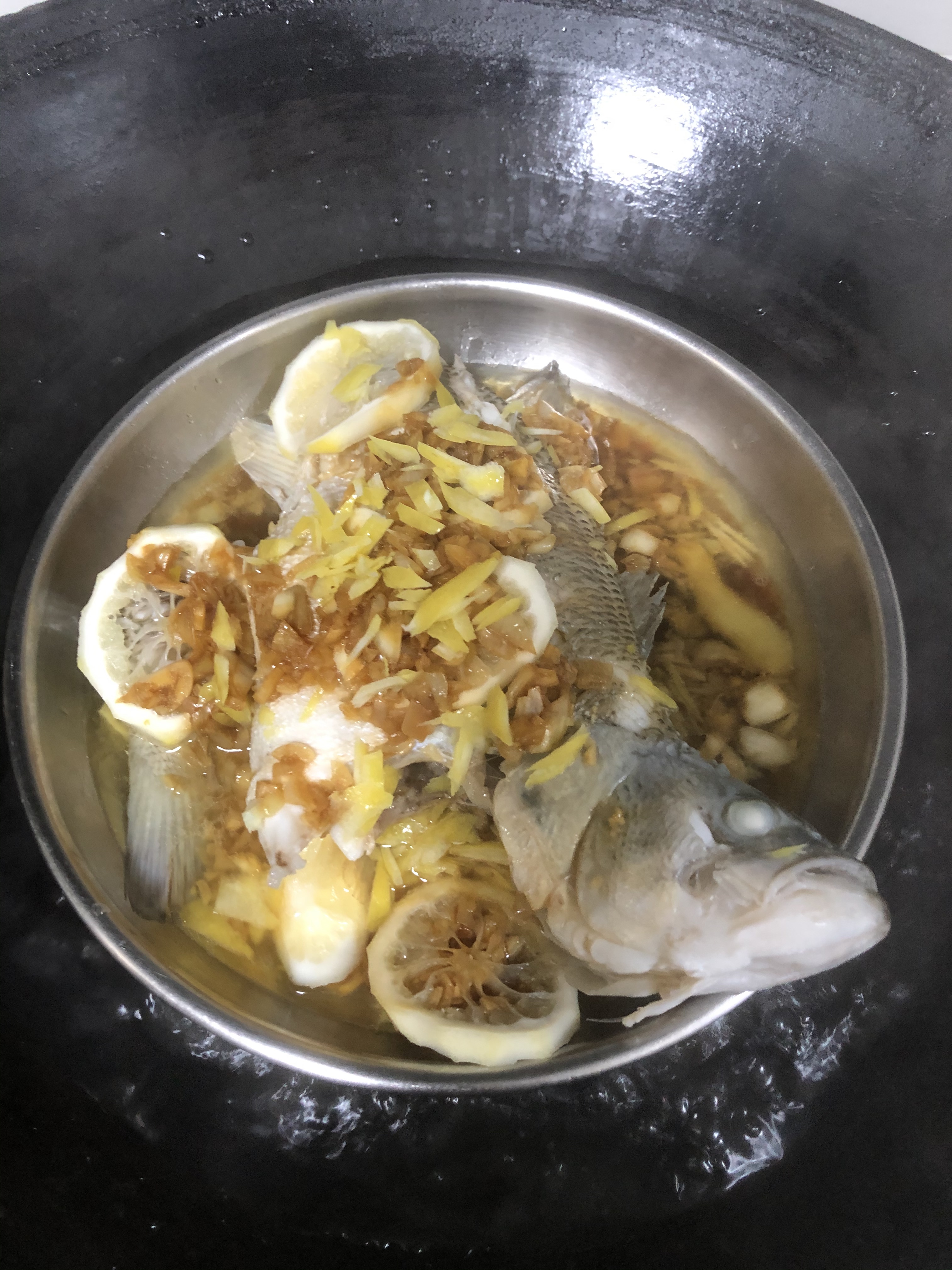 小清新蒜蓉柠檬蒸鲈鱼的做法