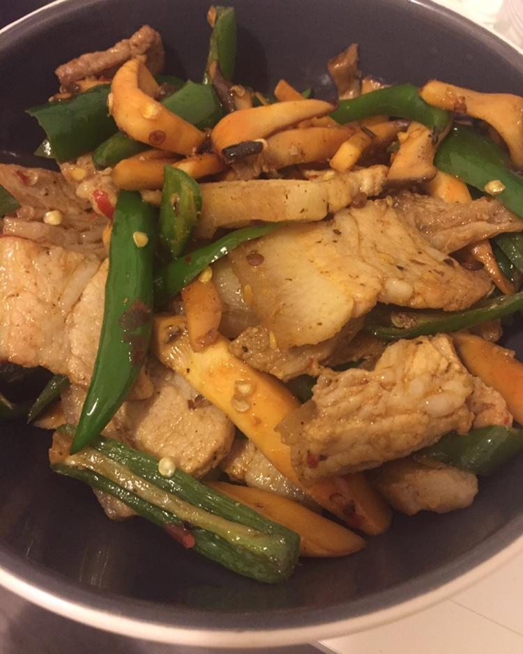 成都人家里的青椒回锅肉