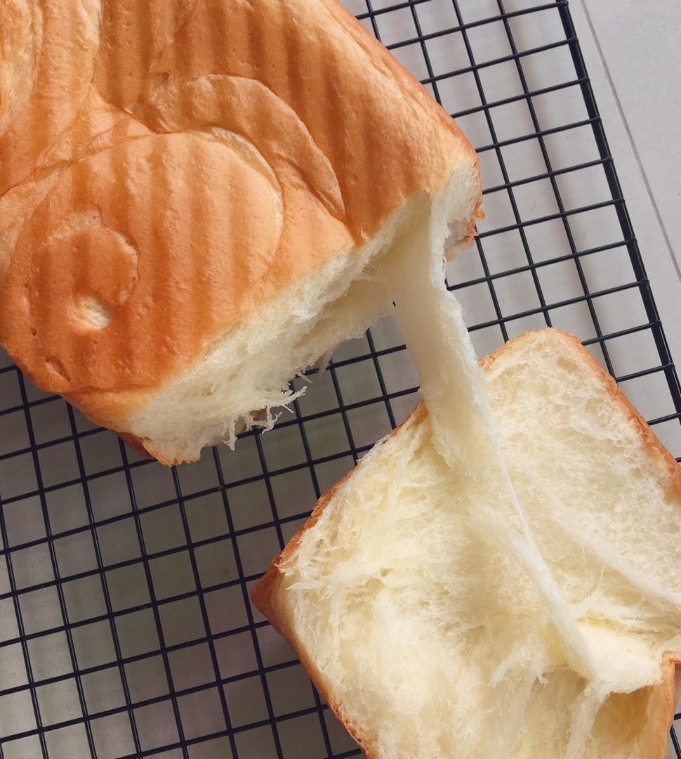 浓香淡奶油吐司强烈推荐！爱长个儿的软胖子，看它在烤箱里疯长心理极度舒适