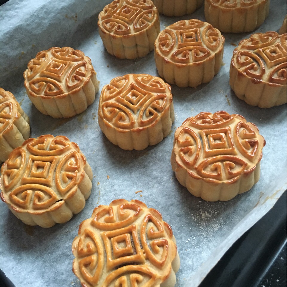 广式莲蓉（豆沙）蛋黄月饼（超详细步骤）