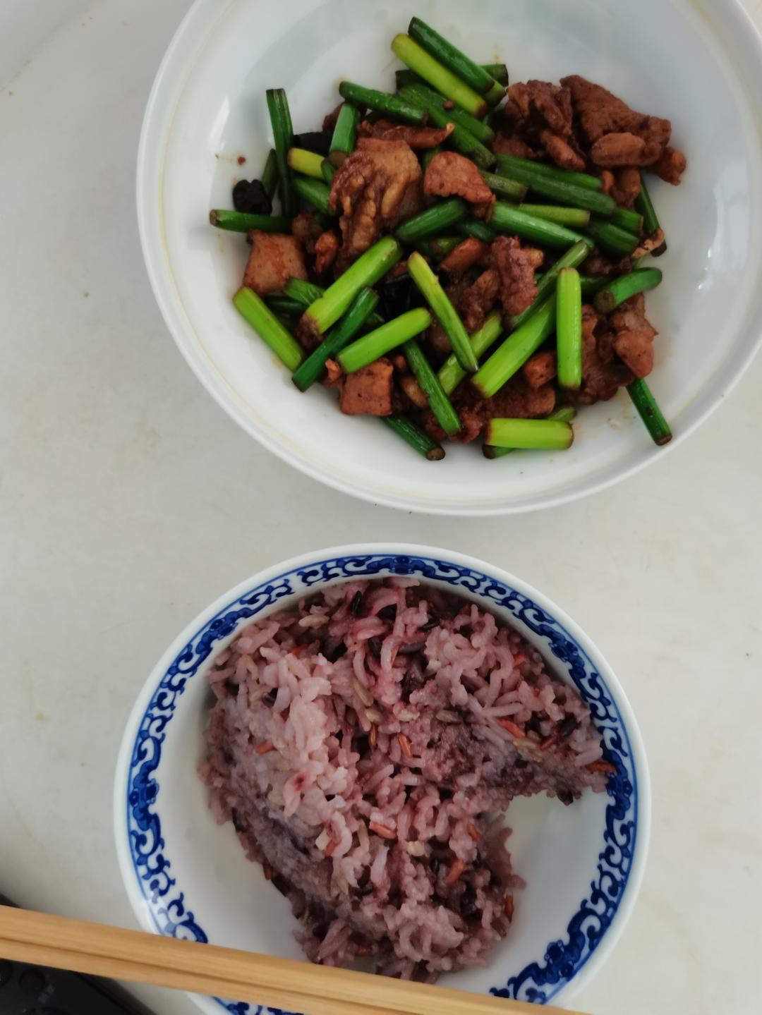 肉永远不够吃的蒜毫炒肉