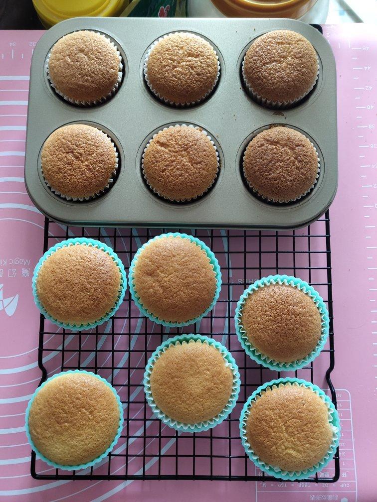 简单快速的海绵纸杯蛋糕