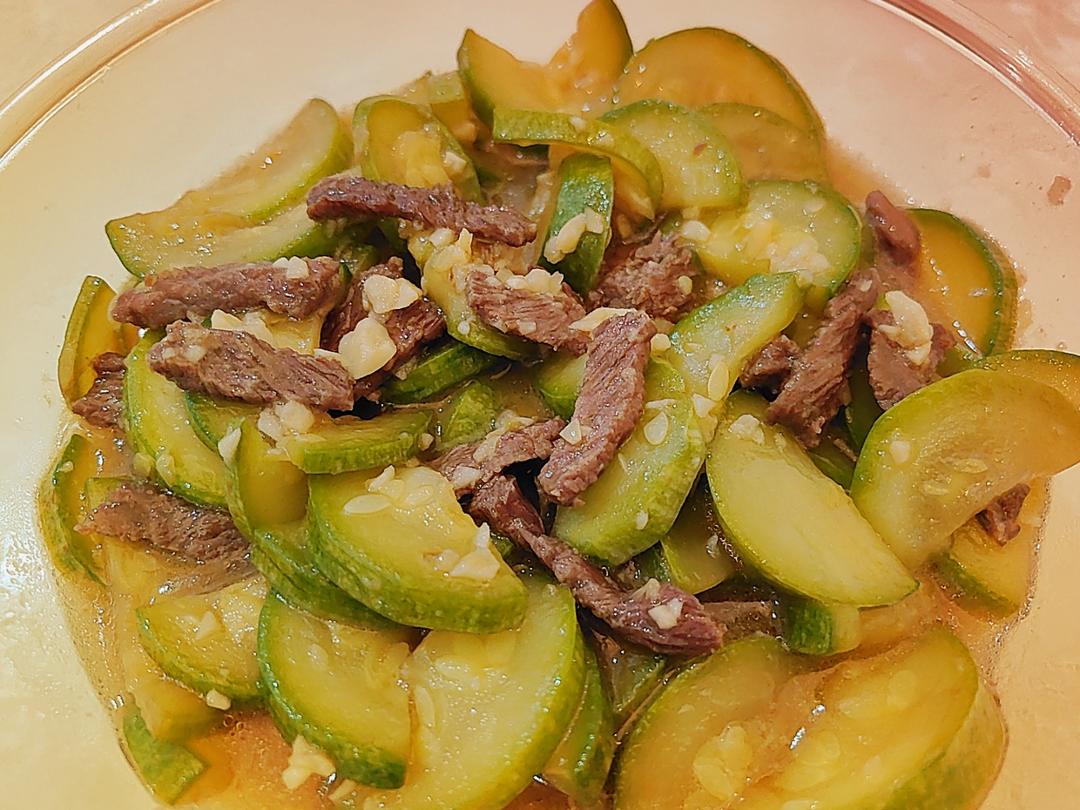 蚝油牛肉片炒西葫芦洋葱