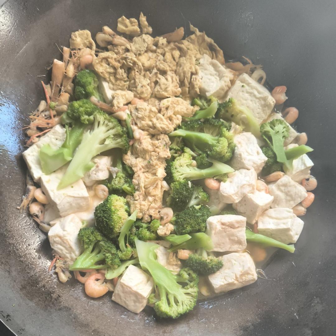 豆腐鲜虾菇菌汤