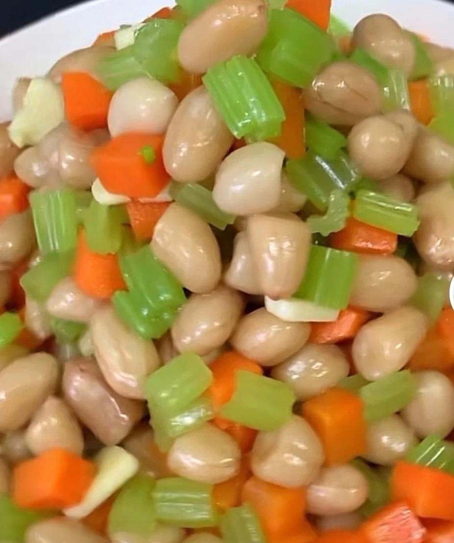 面汤  芹菜花生米      小菜  凉拌菜花    凉拌洋白菜  腐竹花生 拌老式海带丝  花生拌黄瓜