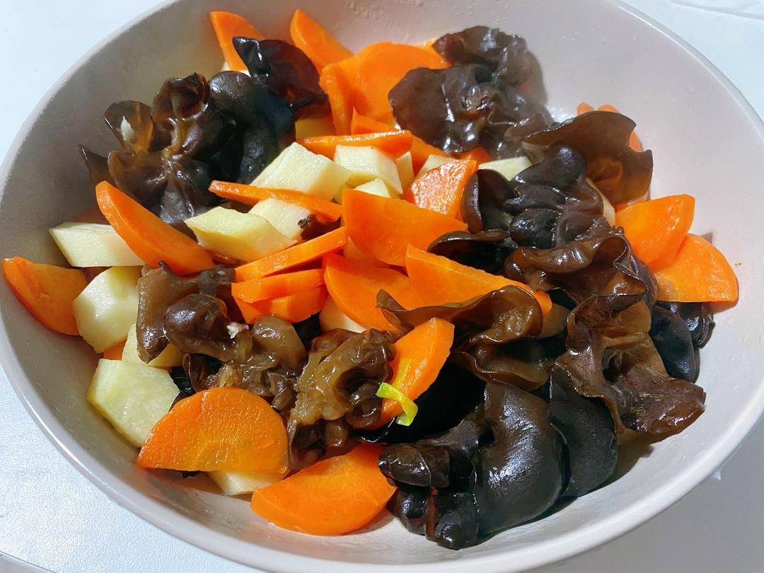 山药木耳炒胡萝卜的做法