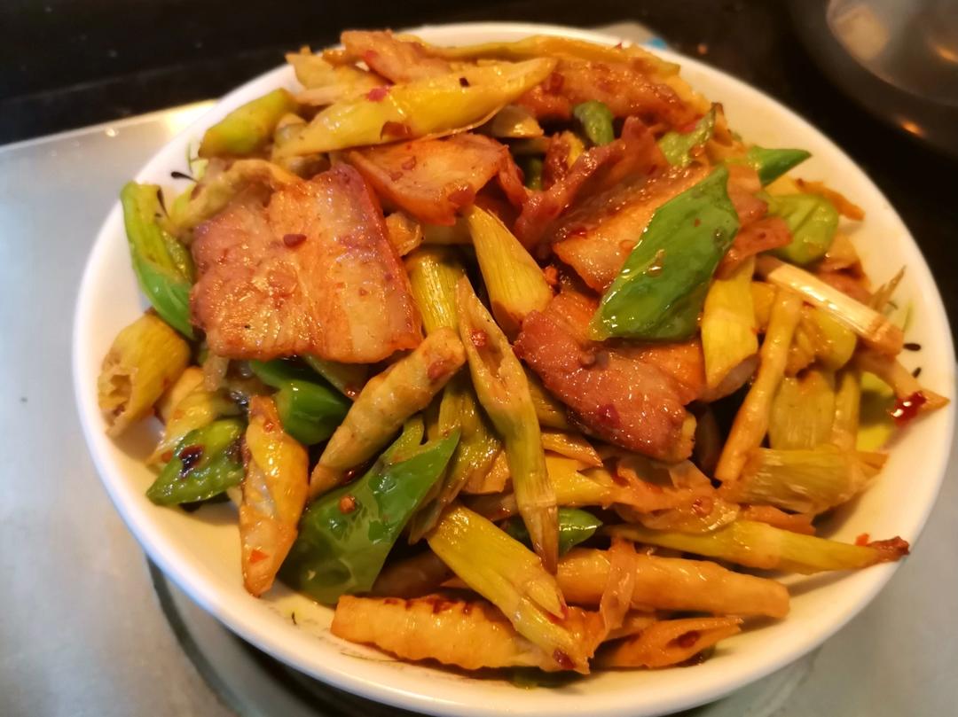 鲜笋炒回锅肉（青椒是小时候的味道）