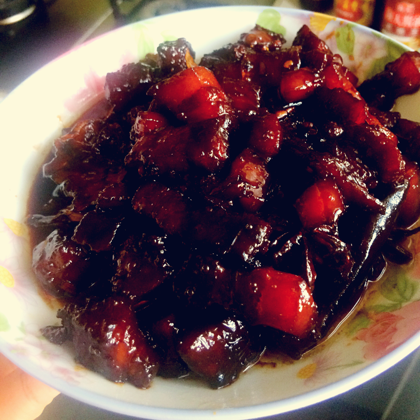 吃着碗里望着锅里的红烧肉