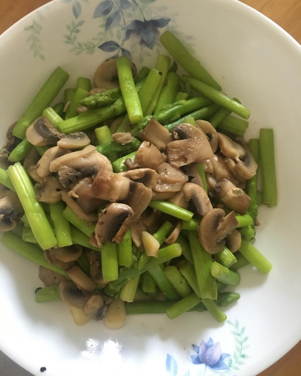 芦笋炒蘑菇