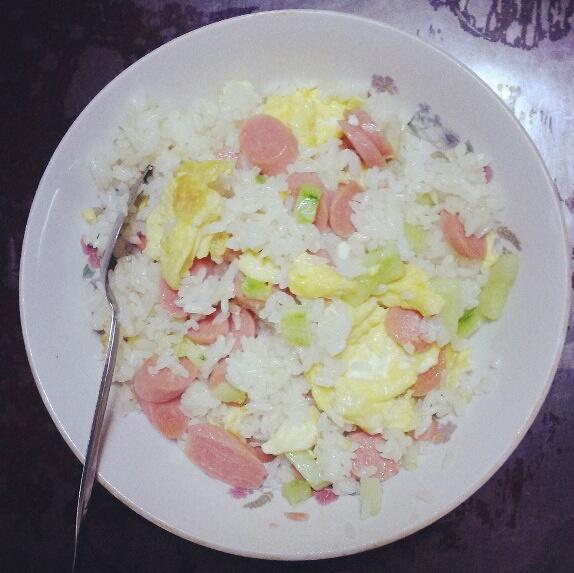 黄瓜火腿肠炒饭的做法