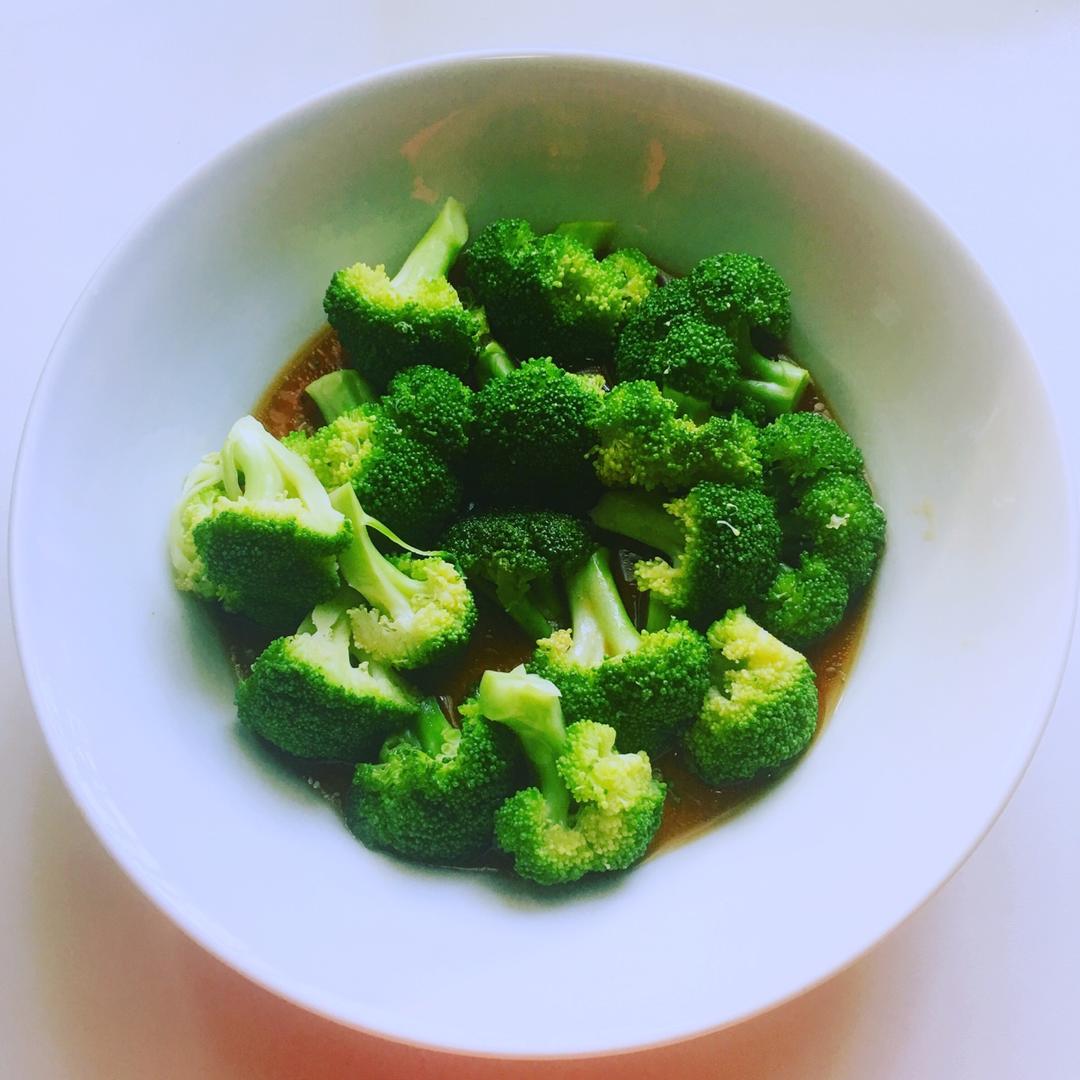 甜甜圈饭饭做的豉油白灼西兰花