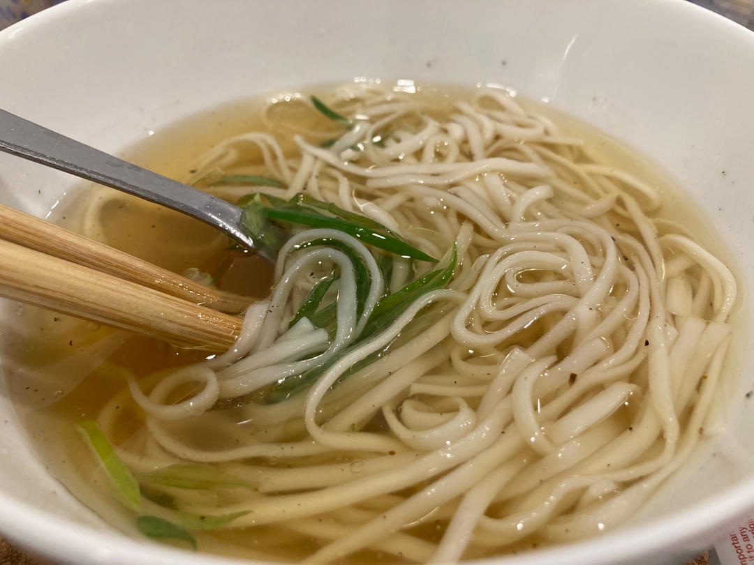 #清汤挂面/阳春面#10分钟快速搞定，连汤底都喝光光～