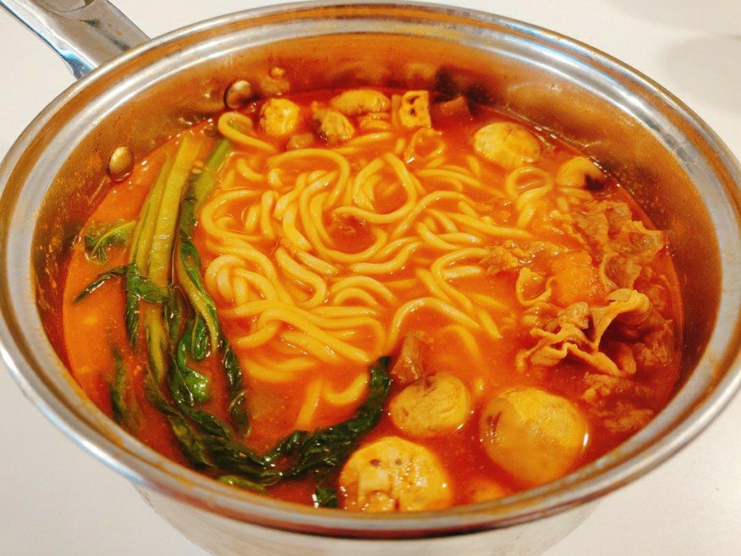 【金针菇番茄肥牛锅】