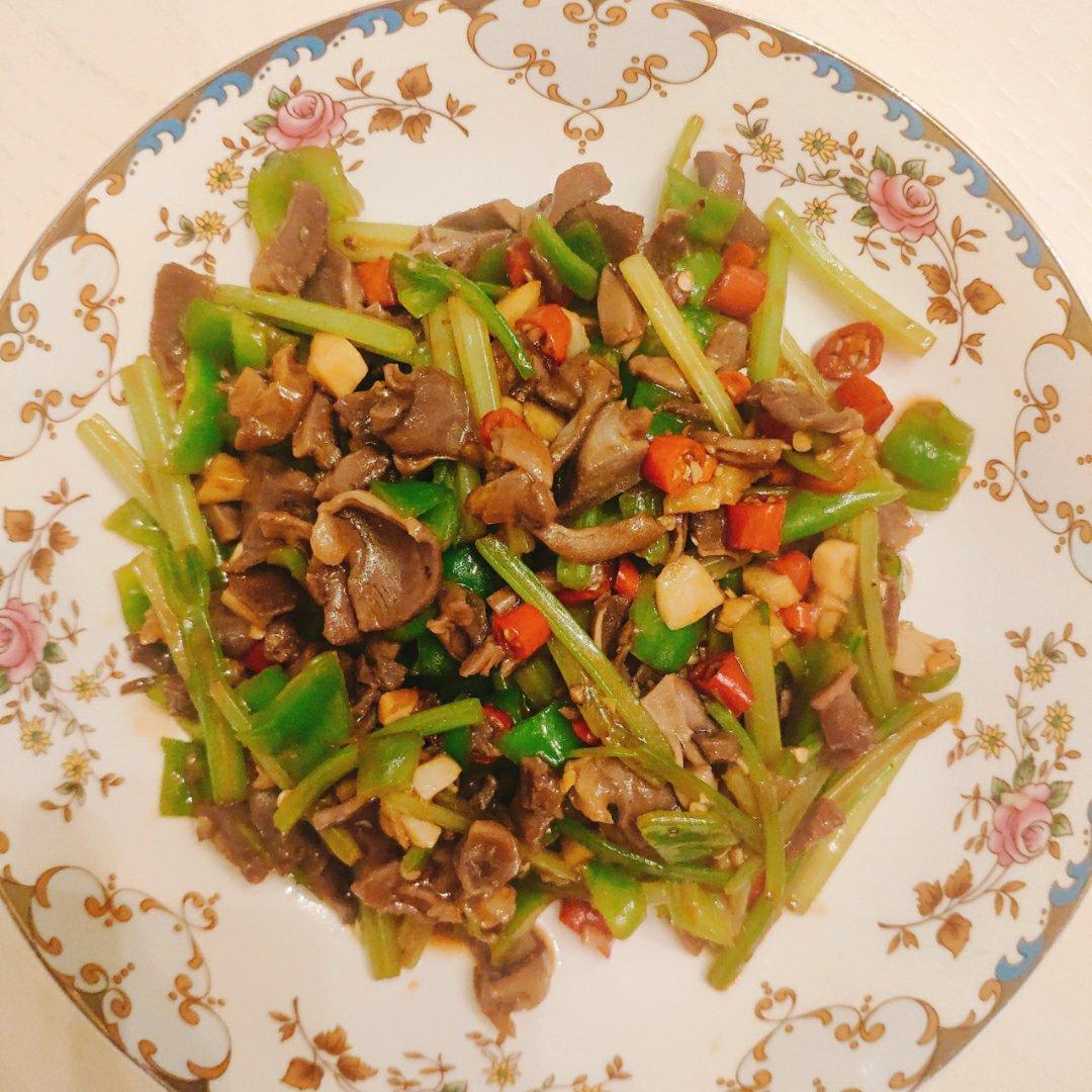 厨师长教你：农家菜“青椒炒鸭胗”的做法，看得口水直流