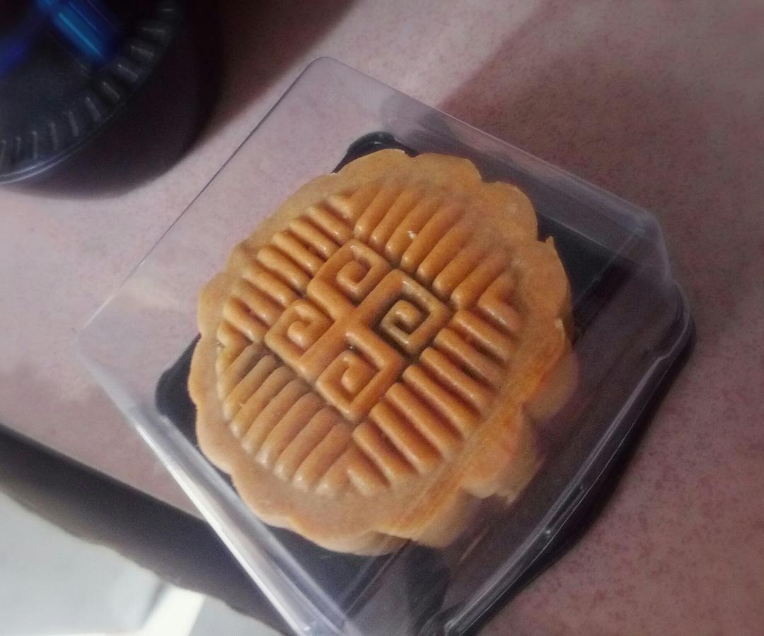 广式月饼－－蛋黄豆沙月饼