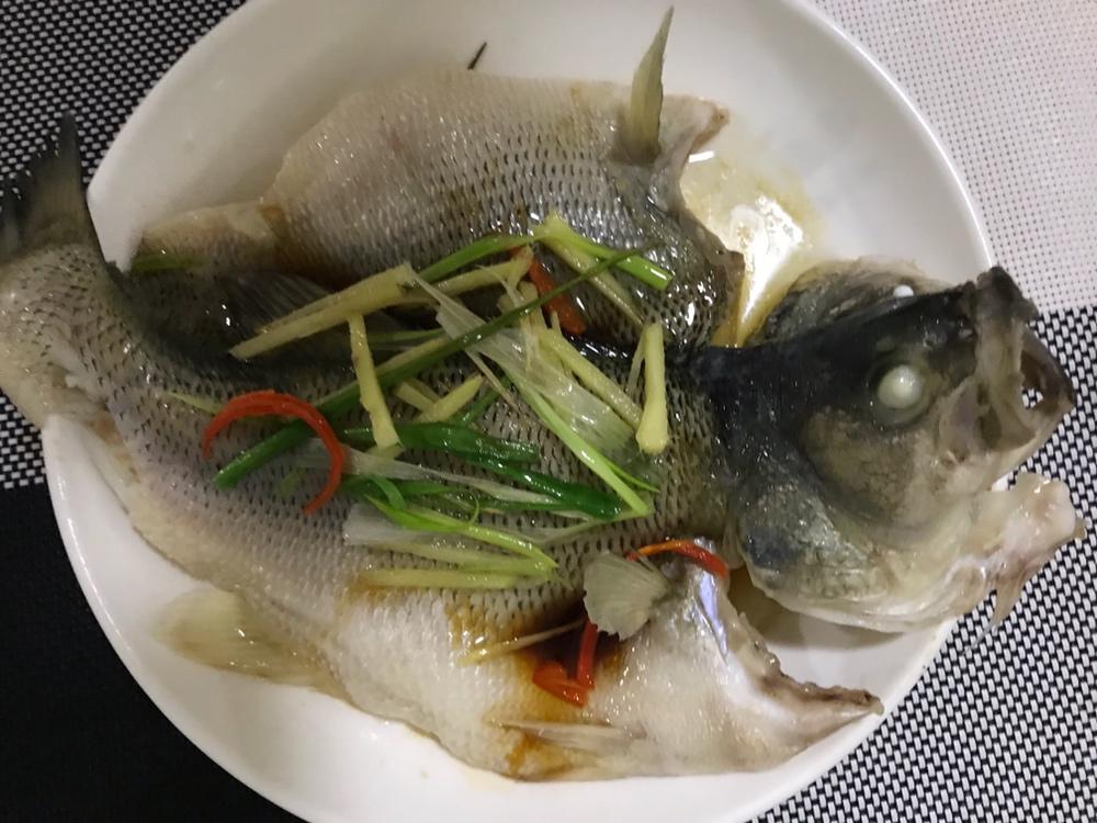 清蒸鲈鱼肉嫩
