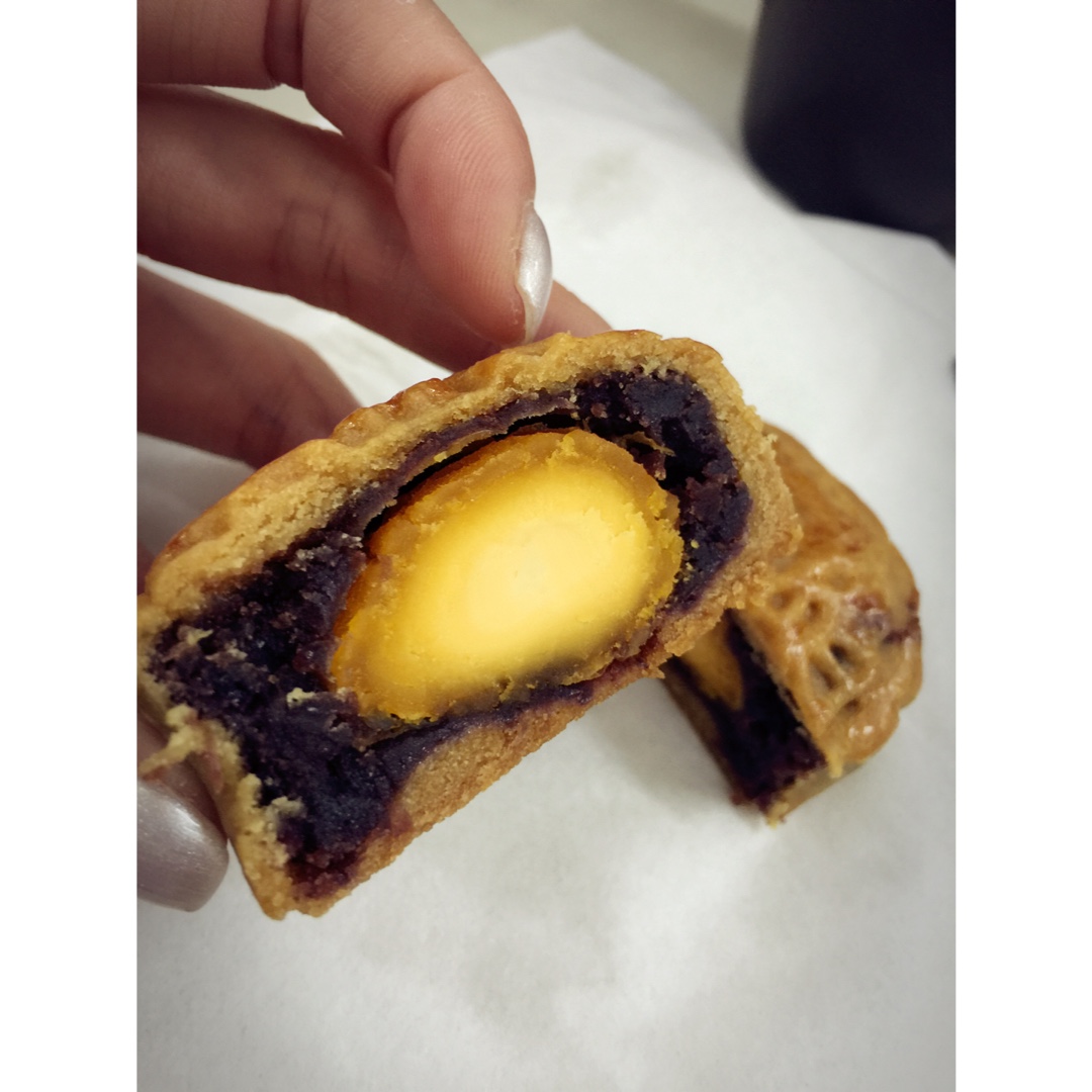 广式月饼－－蛋黄豆沙月饼