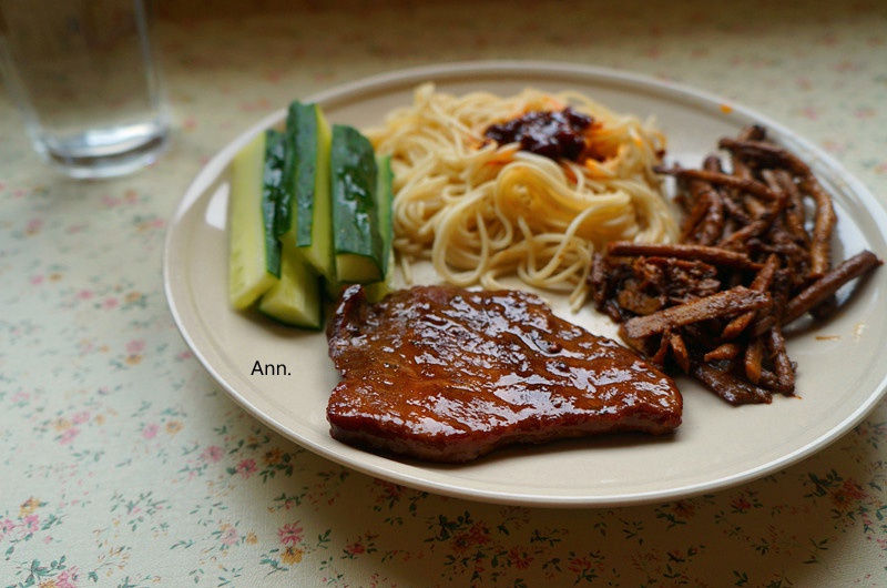 黑椒牛排（配土豆/鸡蛋，意面/蔬菜）