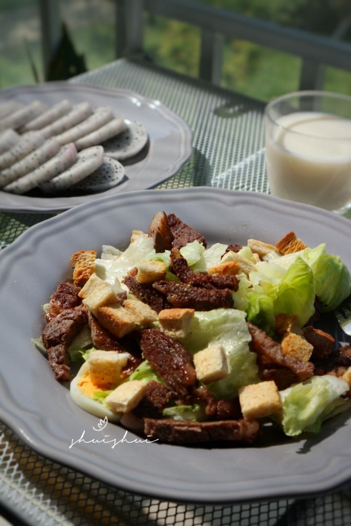 香草煎牛排（佐欧包沙拉）