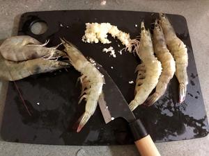 蒜蓉粉絲蝦🦐（平底鐵鍋不只是煎牛扒！）的做法 步骤1