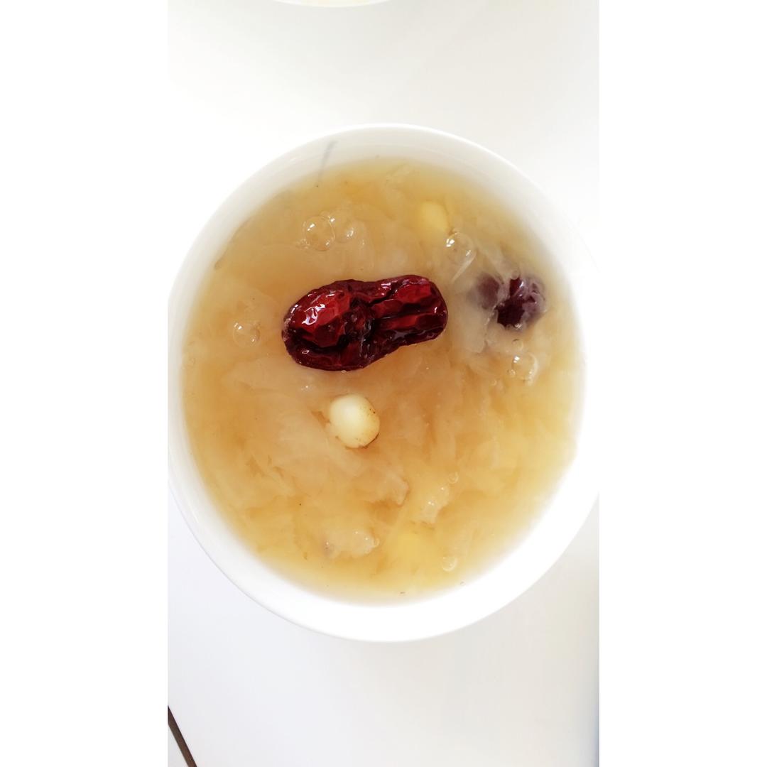 银耳红枣莲子羹Tremella jujube lotus nuts sweet soup