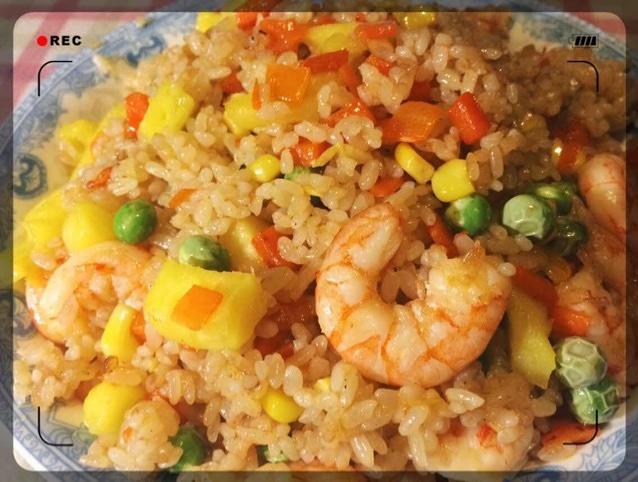 菠萝虾仁炒饭