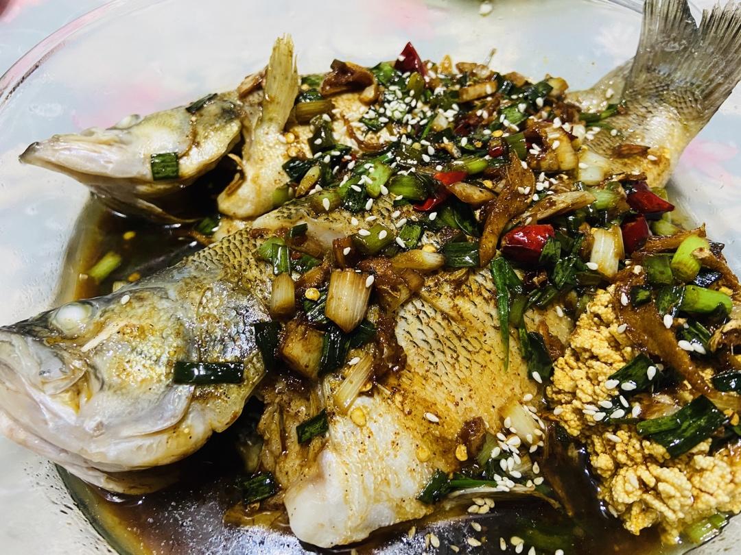 不用蒸的快手葱油鲈鱼