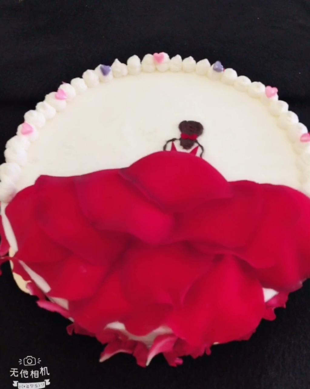 玫瑰花瓣生日蛋糕