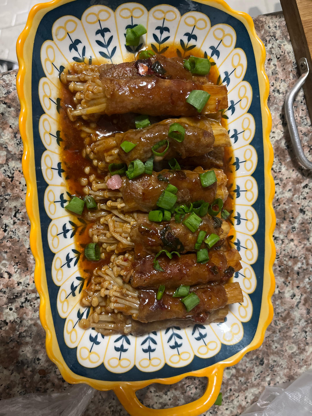 全家一致同意将金针菇肥牛卷列入年夜饭