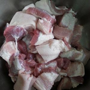 东北风味猪肉炖土豆（粉条）的做法 步骤1