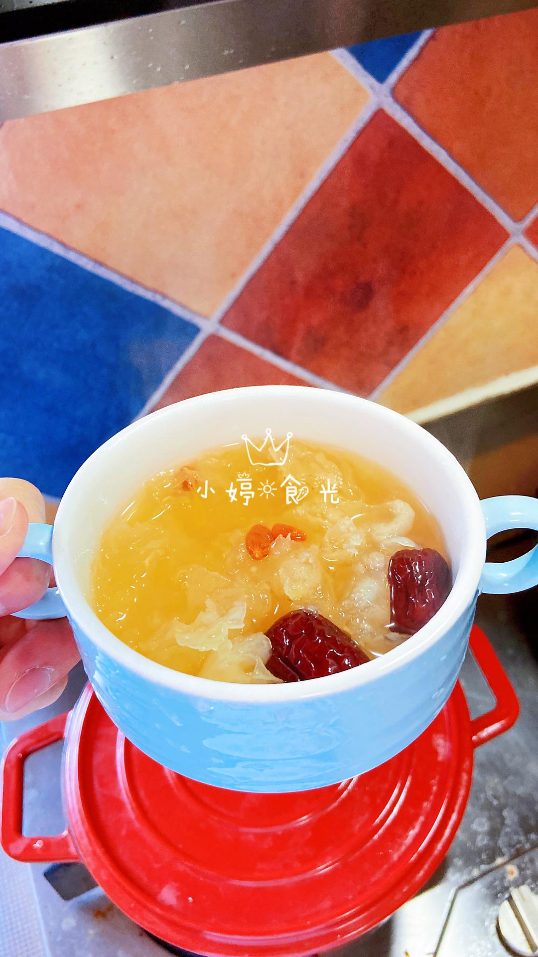 小婷食光🔆15秒快速出胶的银耳百合粥的做法