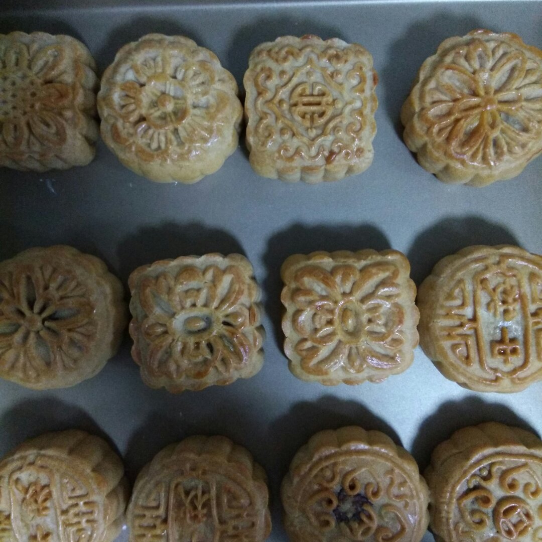 广式月饼－－蛋黄豆沙月饼