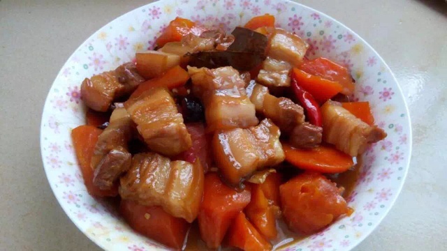 吃着碗里望着锅里的红烧肉