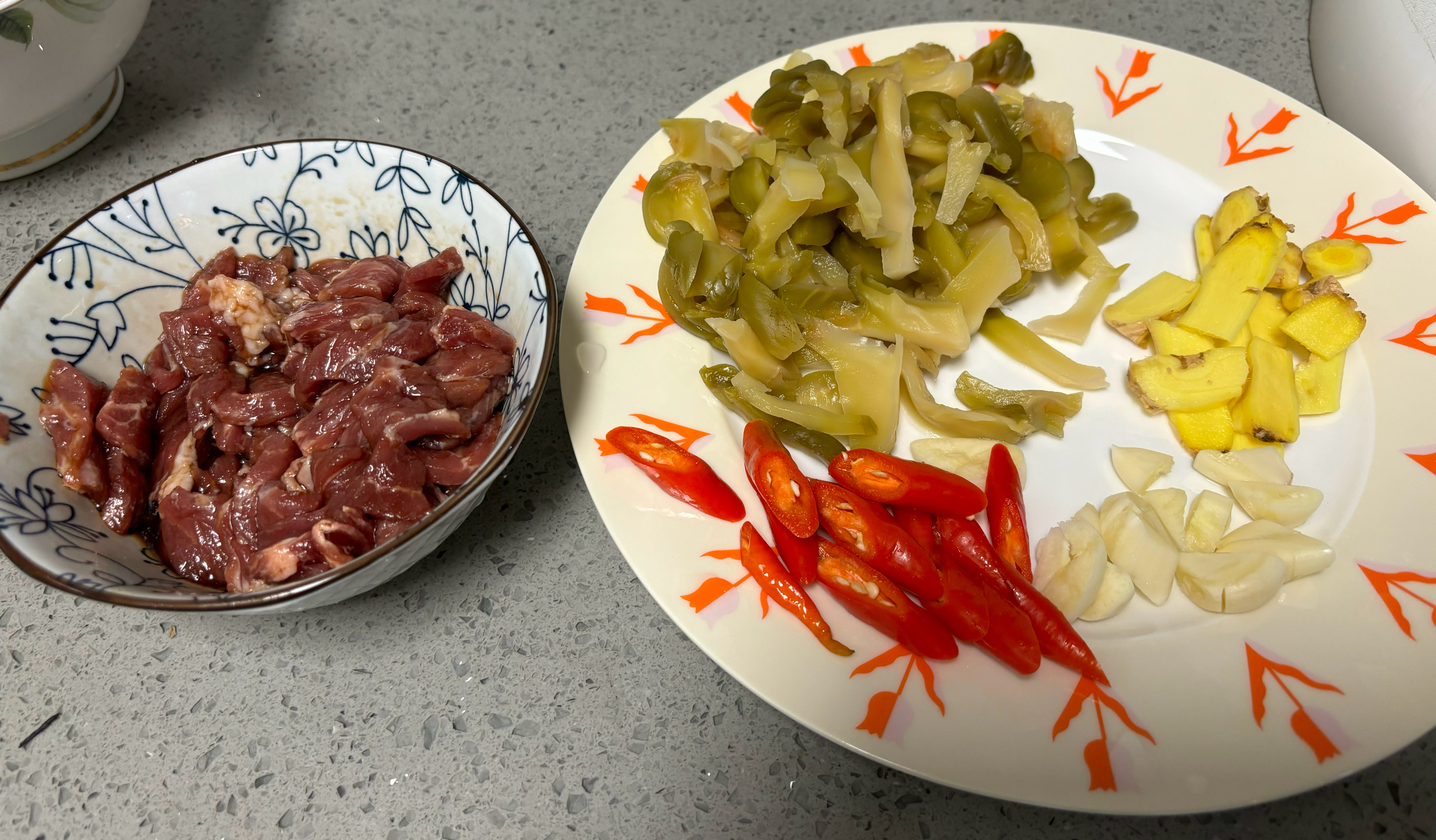 家常菜：榨菜炒猪肉的做法 步骤3