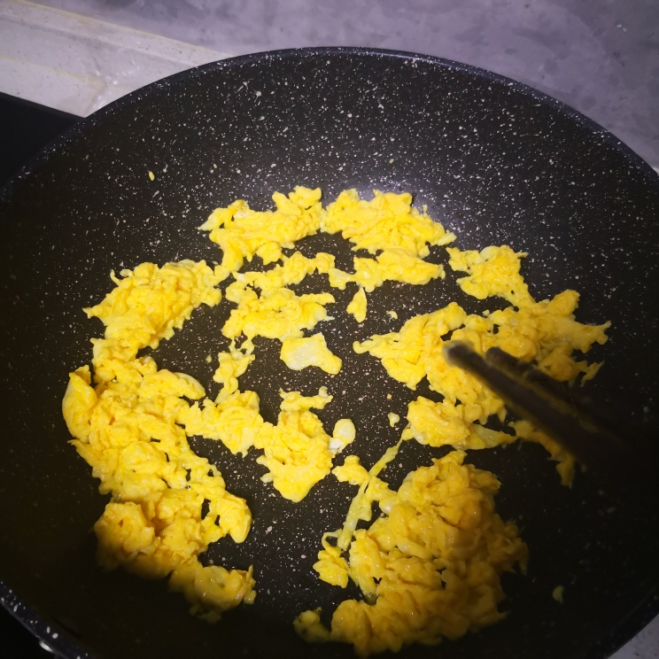 料多多蛋炒饭的做法 步骤3