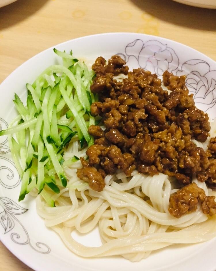我发誓这将是你吃过最好吃的炸酱面，一口下去回味无穷！！！