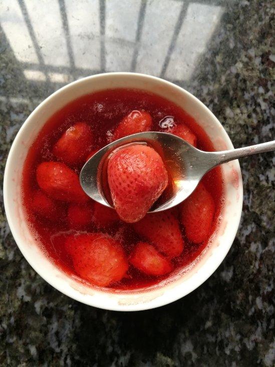 爱吃饭的牛牛做的冰糖草莓蜂蜜饮