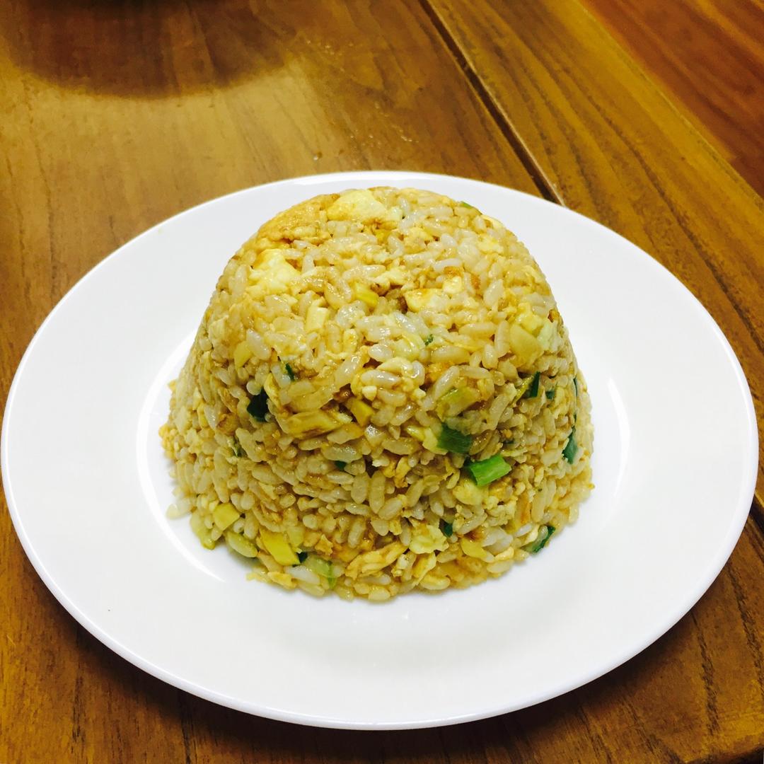 饭 牛油果炒米饭 xiao妈做的牛油果炒米饭笋丁蛋炒饭,笋干泡水后撕成