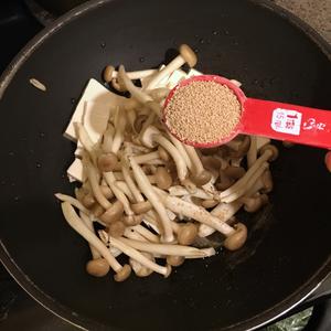 鲣鱼高汤烧海鲜菇嫩豆腐的做法 步骤5