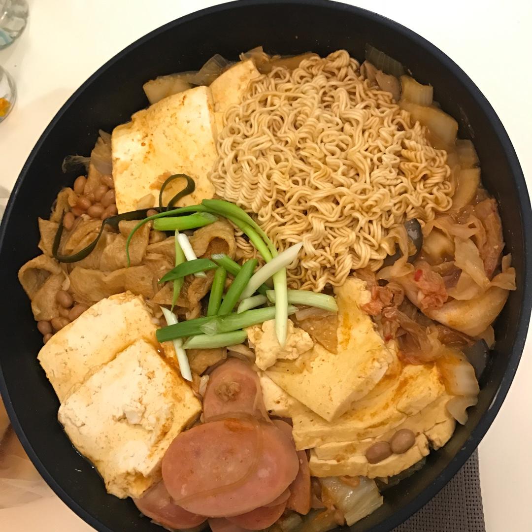 韩式部队锅 Korean Hot Pot (Budae-jjigae)