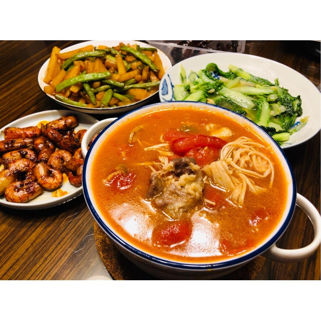 【金针菇番茄肥牛锅】